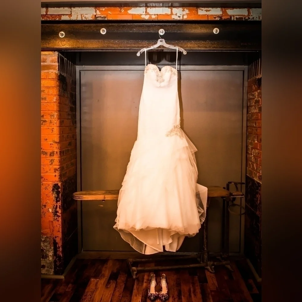 Enchanting Allure: Elegant Size 4 Wedding Dress for Timeless Beauty - Picture 6 of 8